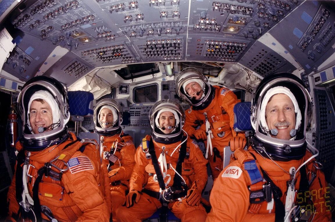 Как назывался корабль первого космонавта. Спейс шаттл кабина экипажа. Астронавты Спейс шаттла. Спейс шаттл экипаж. Современная космонавтика.