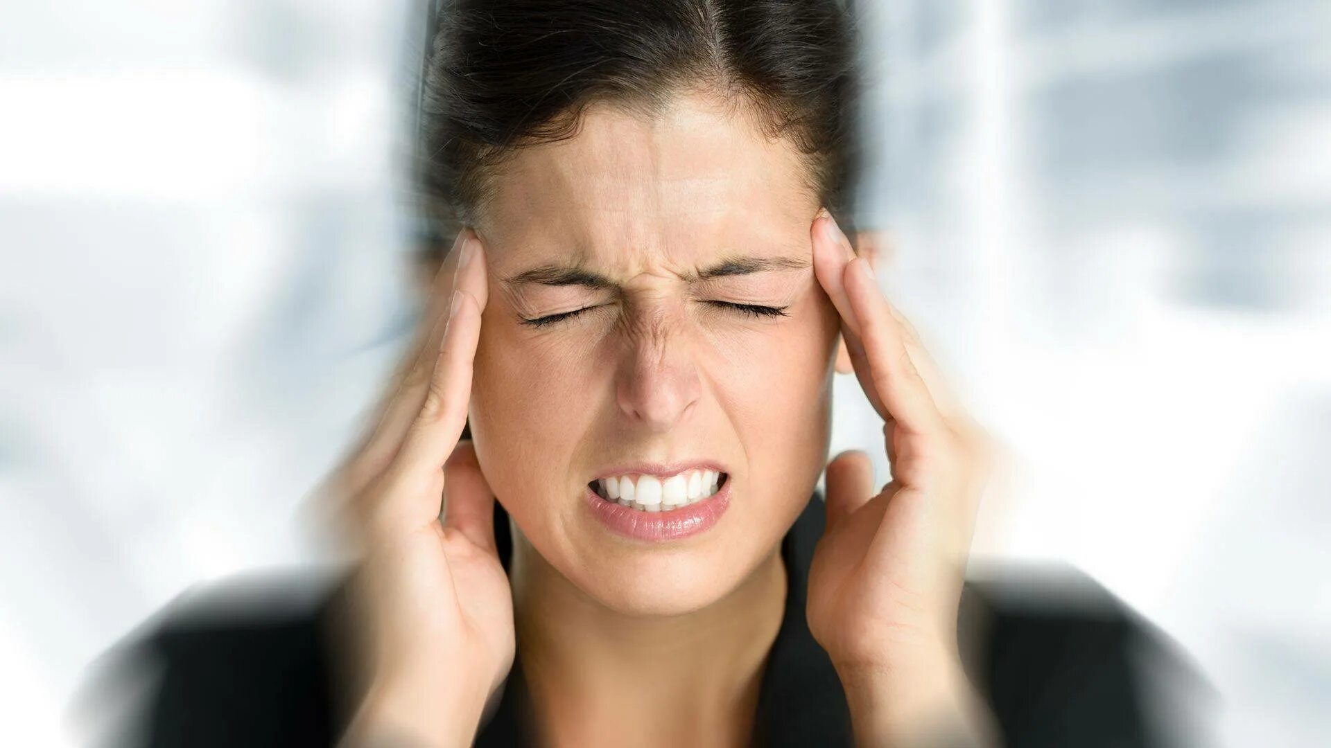 Человек в стрессе. Женщина в отчаянии. Головная боль. Психологический дискомфорт. Девушка в стрессе.