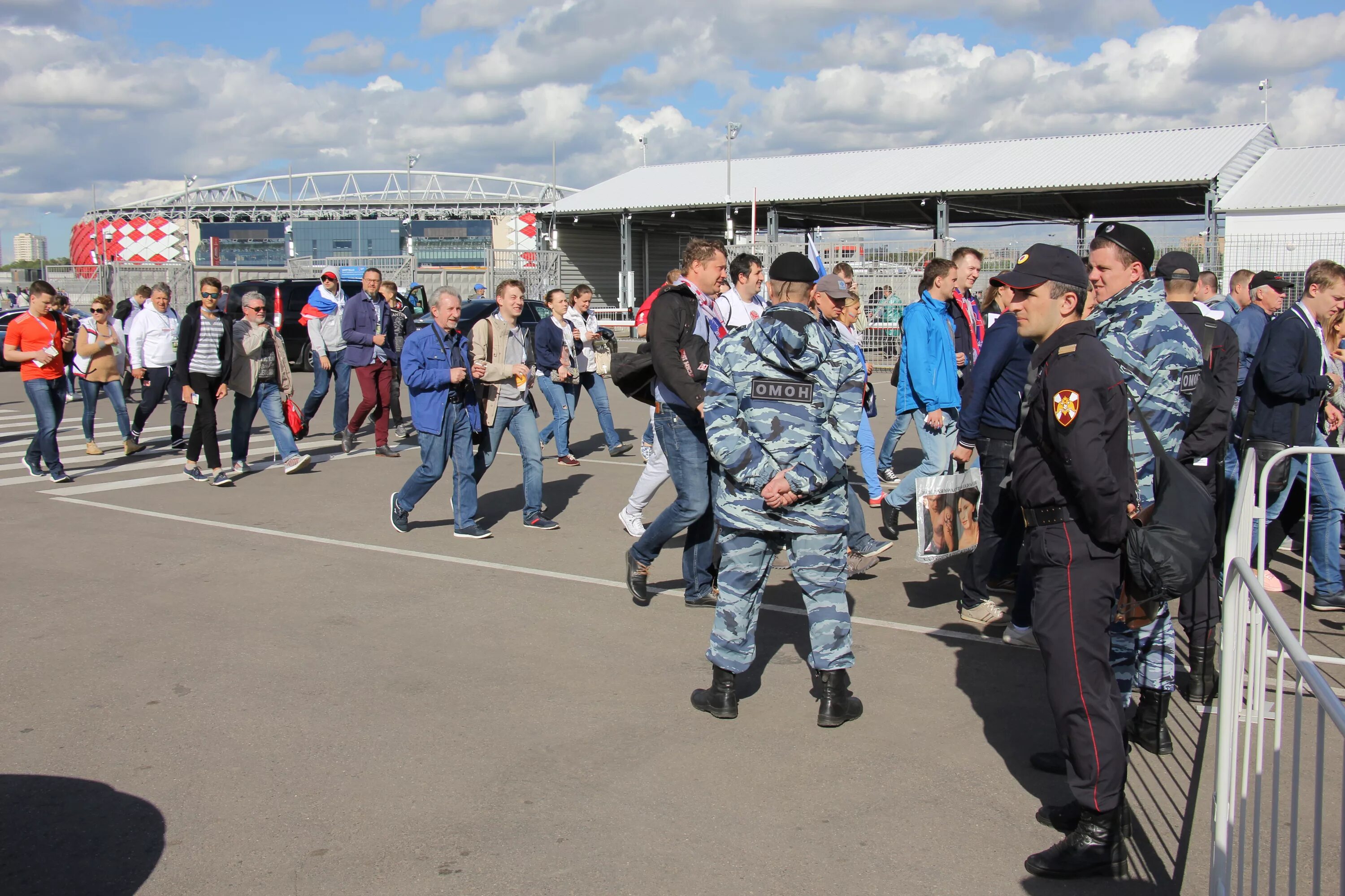 Полиция стадион. ОМОН массовые мероприятия. Охрана общественного порядка. Полиция на спортивных мероприятиях. Охрана на стадионе.