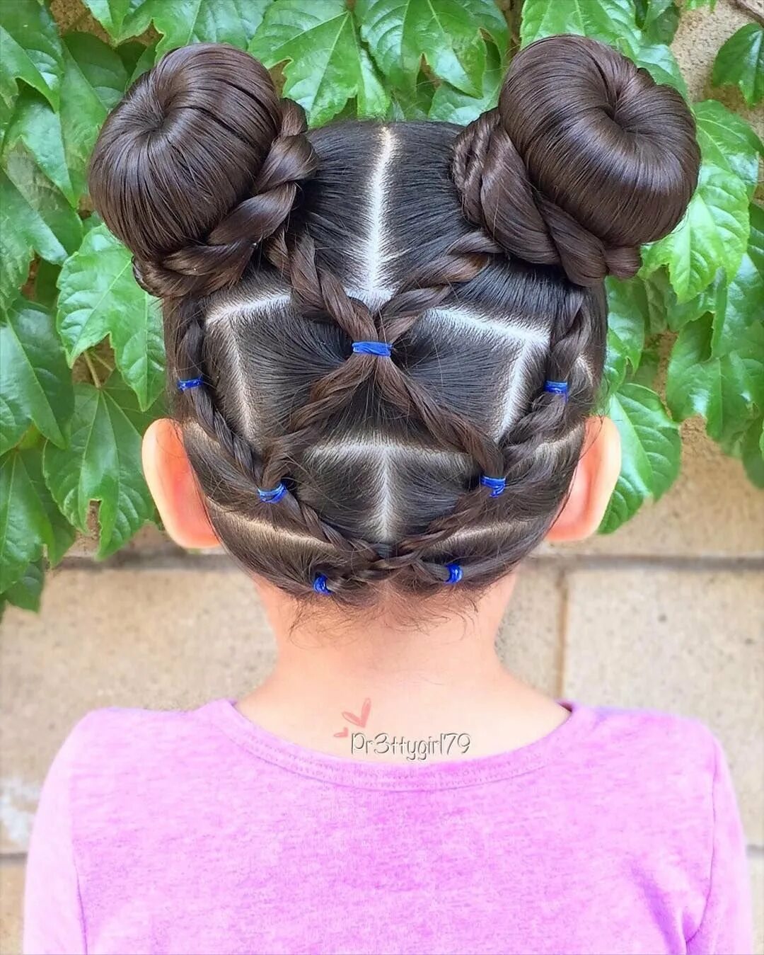 Прическа пучок для девочки. Пучок на длинные волосы девочке. Прическа шишка ребенку. Прическа пучок для девочки. Детская прическа шишечки.