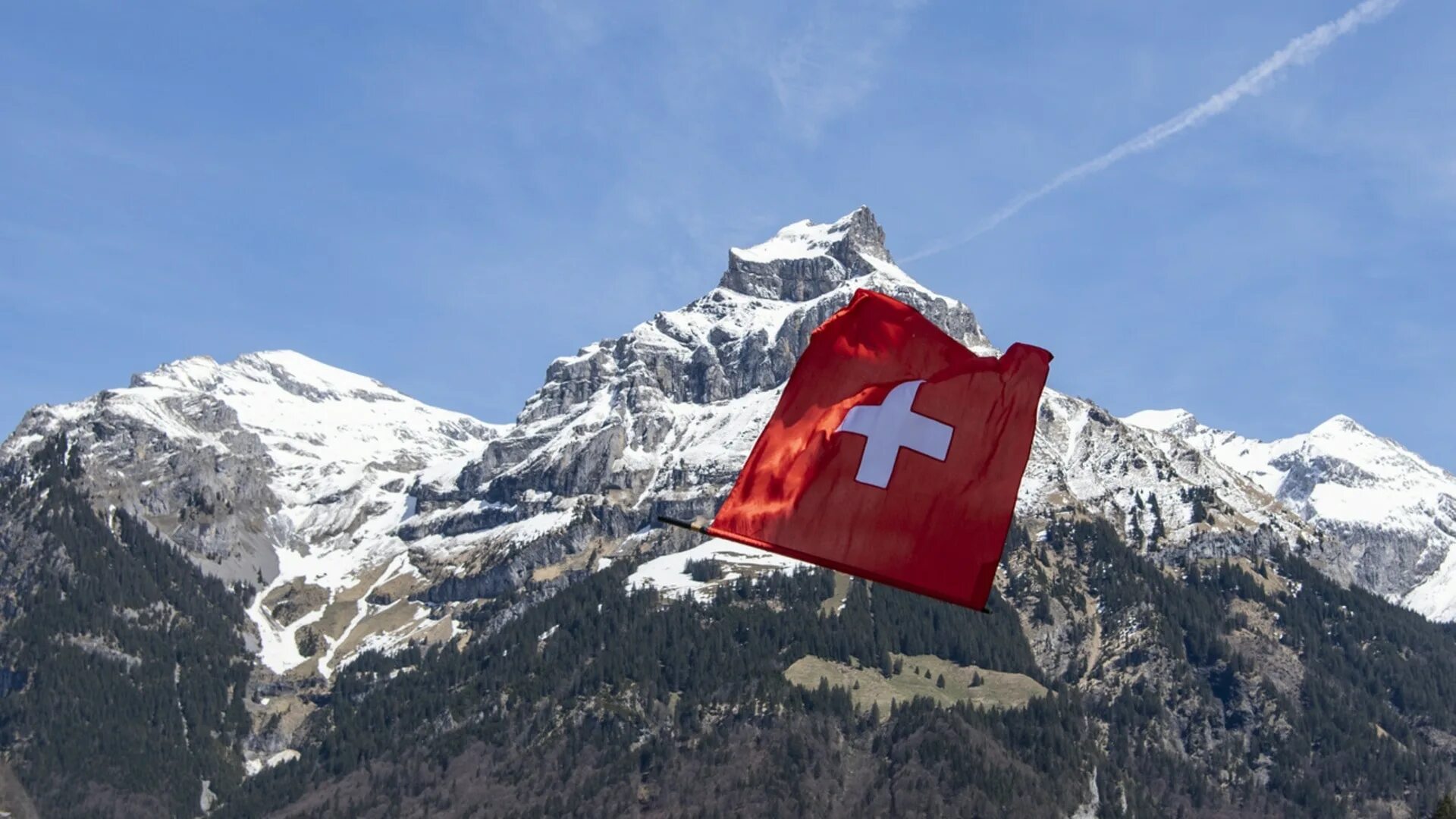 Федеральный верховный суд швейцарии. Флаг швейцарии. Швейцария парламент флаги. Швейцария flag. Национальный банк швейцарии в цюрихе.