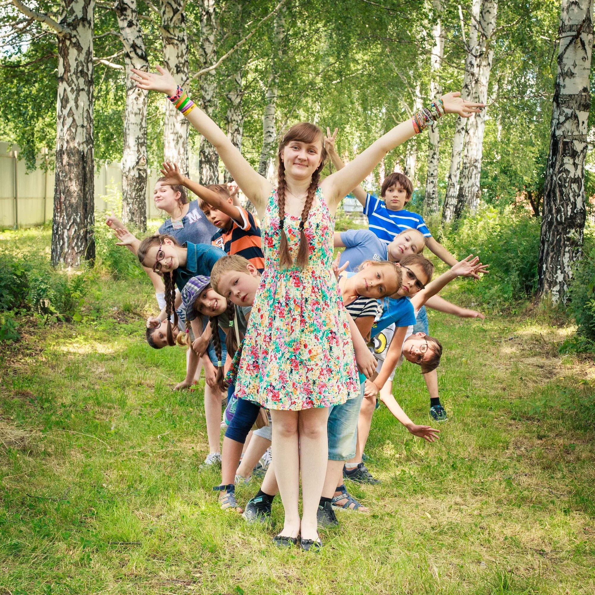 Отряд в лагере. Подростковый летний лагерь. Лагерь бойскаутов в россии. Детский лагерь девочки. Дилан шмид летний лагерь.