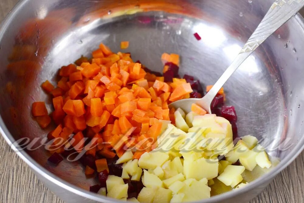 Сколько варить овощи на винегрет. Как приготовить морковь в микроволновке для винегрета. Сколько варится морковь и свекла для винегрета. Овощи в микроволновке для винегрета