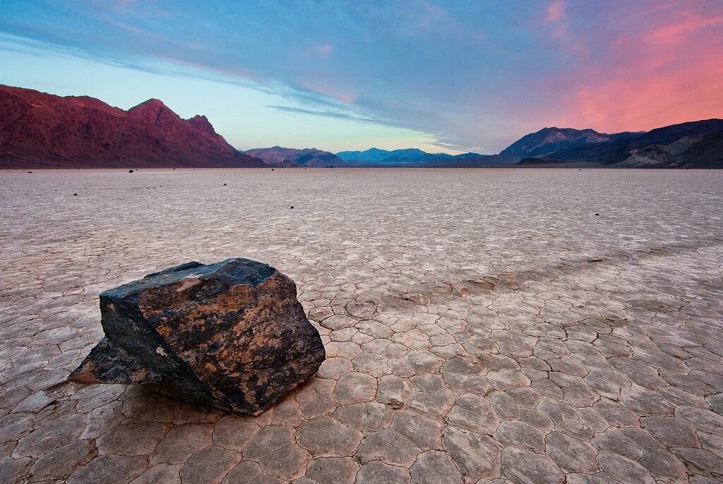 Озеро рейстрек-плайя сша. Казахстан горный ручей. Рейстрэк-плайя). Долина смерти рейстрек плайя. Движущиеся камни в долине смерти (о.
