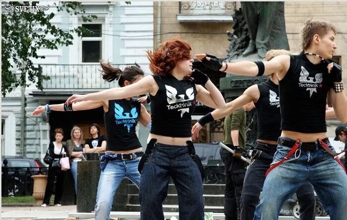 Песня танцую тектоник. Тиктоник или тектоник. Песня танцую тектоник. Современный танец тектоник. Танец тектоник движения.