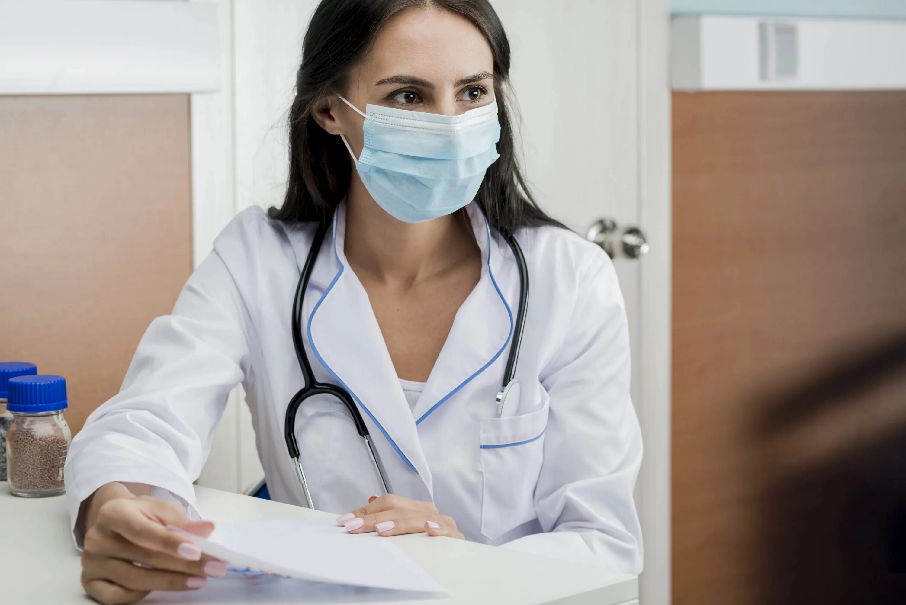 маска медицинская. сотрудники больницы. медицинский работник в маске. фотографии медицинских работников. фотографии медицинских работников.