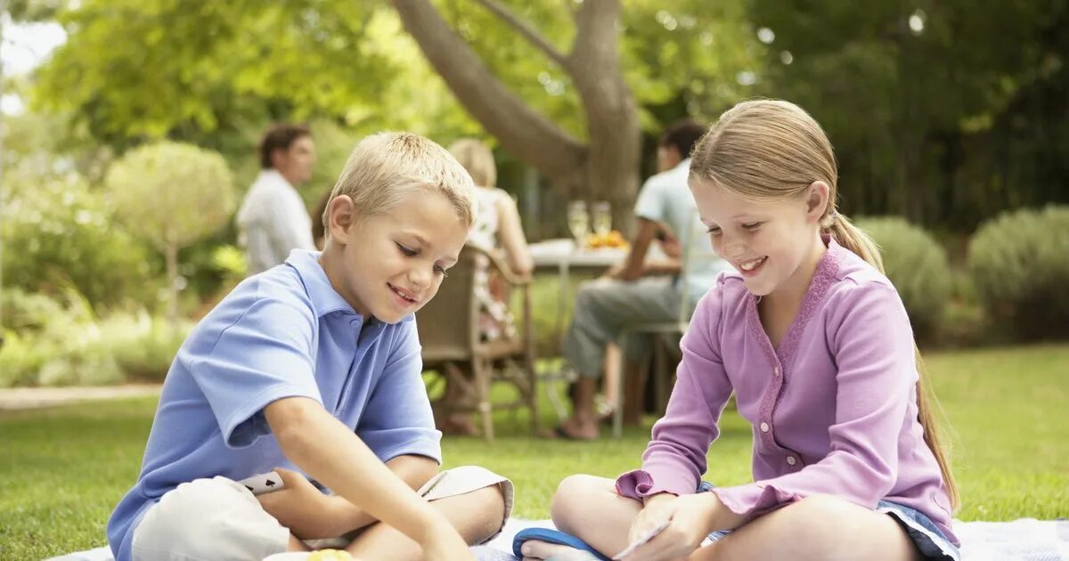Playing a game in the garden. Мальчики играющие в мяч. Детские игры на улице летом. Игры на свежем воздухе для детей. Играющие дети.