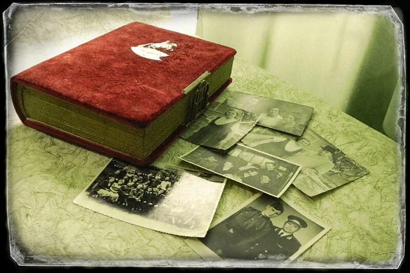 Старый альбом. Листаем семейный альбом. Старый альбом для фотографий. Старый семейный фотоальбом. Старинный альбом для фотографий.