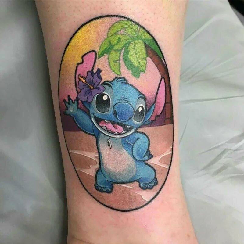 Лило и стич тату. Тату стич цветная. Тату стич у парня. Парные тату стича. Тату на плечо мультяшки.