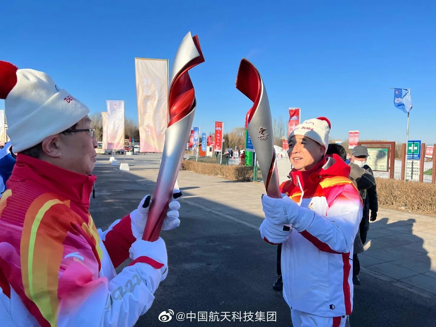 Хайбулаев олимпийский огонь. Несут олимпийский огонь. Эстафета олимпийского огня сочи 2014. Факел 2014 олимпиада в нижнем новгороде. Юрий шендановин.
