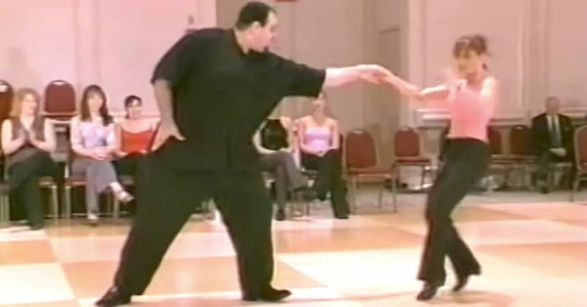 Танец мужа и жены на свадьбе. Мужской танец живота. Танцы смешные на юбилей. Видео танца мужу. Танец жены на юбилей мужа.