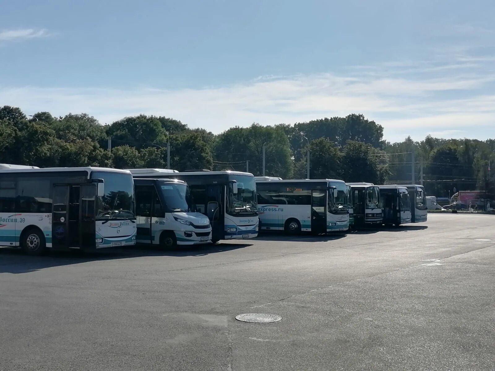 Автобус гусев калининград экспресс. Рейсовый автобус. Автобус Балтийск светлый. Новый автовокзал Гусев. Автобусные экскурсии Калининград.