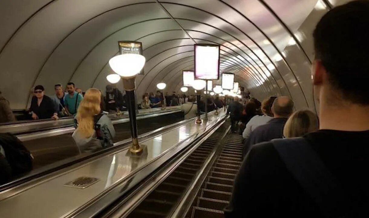 Сколько пассажиров в метро. Санкт Петербург Петроградская эскалатор станция. Метро эскалатор СПБ Технологический институт. Эскалаторы станция метро Кировский завод. Метро Новочеркасская эскалатор.