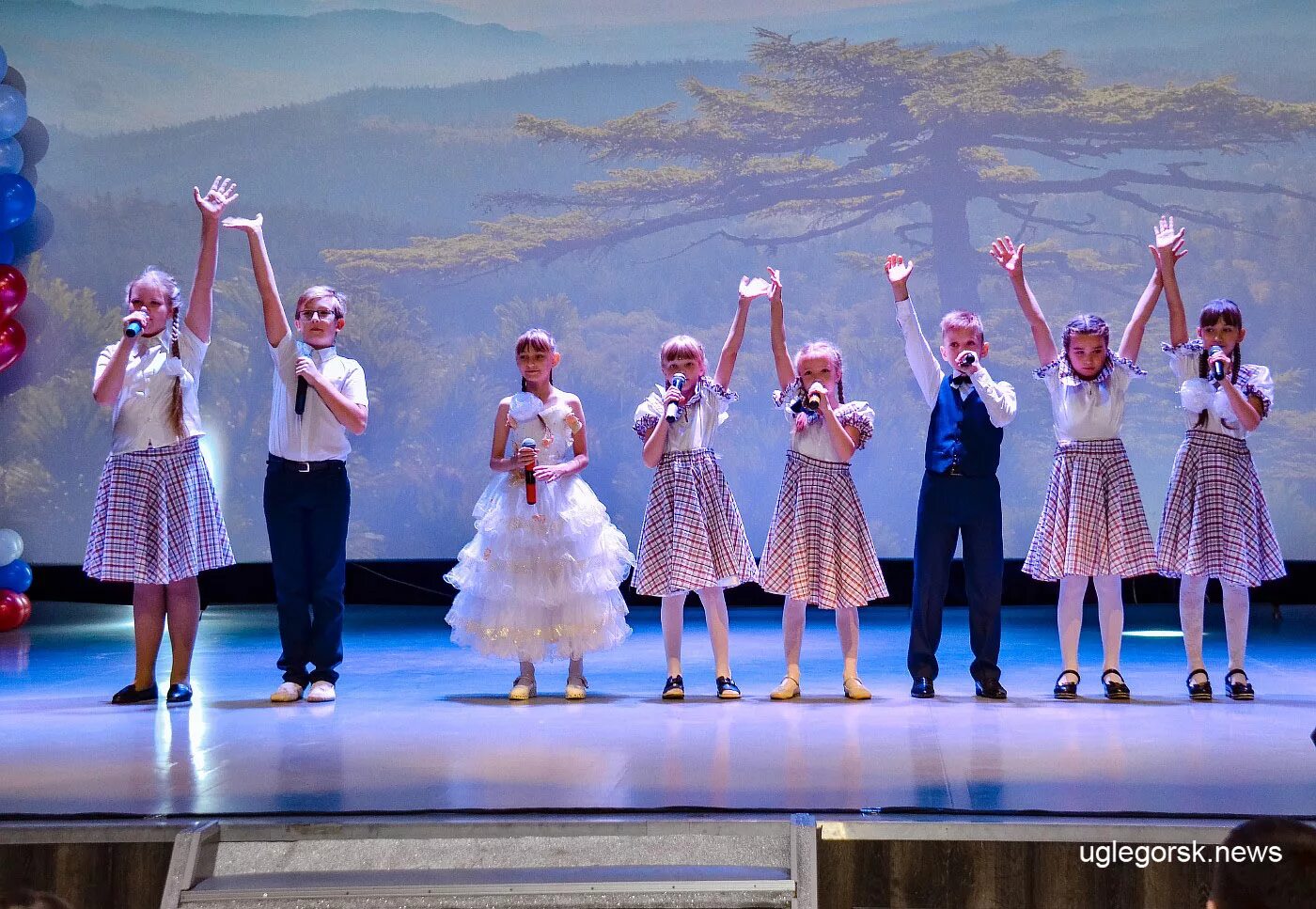 Рдк октябрь углегорск. Рдк октябрь углегорск фото. Гармония углегорск. Художественная школа углегорск сахалинская область. Музыкальная школа углегорск.