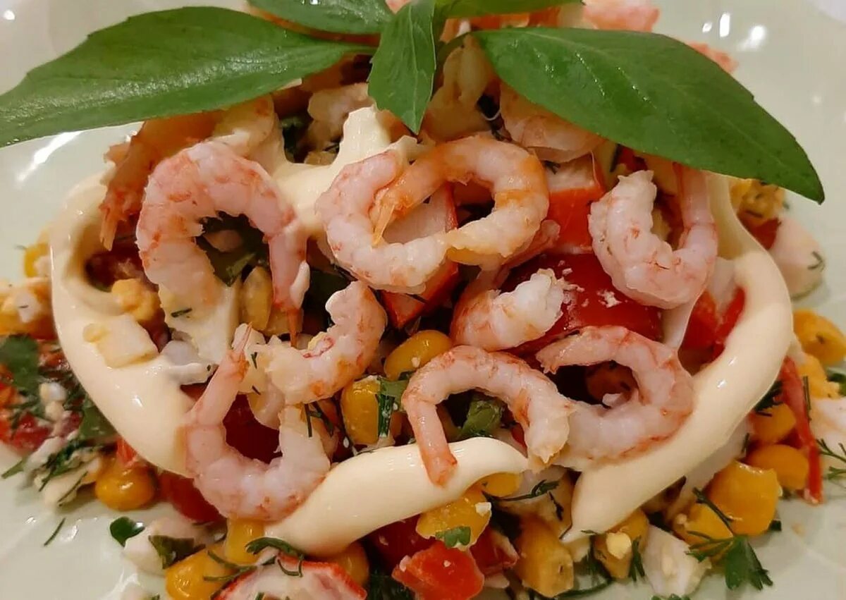 Рецепт кальмаров на праздничный стол. Салат «морская Жемчужина» креветки мидии кальмары. Салатик «Весенняя креветка». Салат с креветками. Салат с кальмарами и креветками.