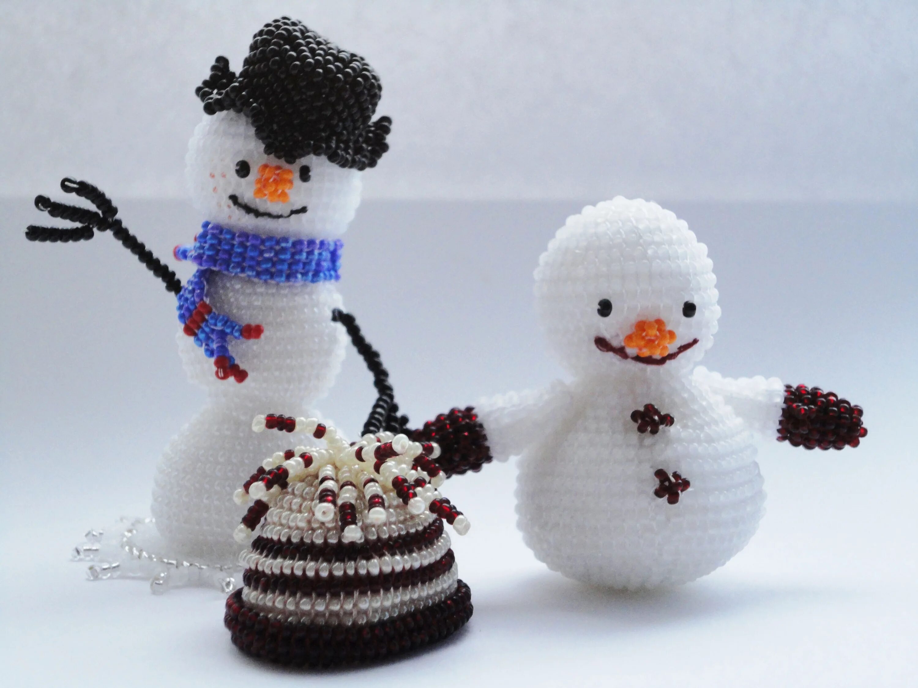 снеговик из бисера амигуруми