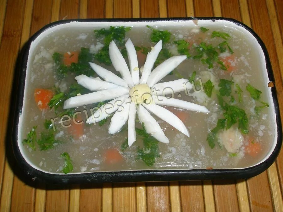 Холодец из куриных окорочков с желатином рецепт. Заливное из куриных ножек. холодец из куриных лапок. холодец из куриных ножек. холодец из куриных ножек с желатином.