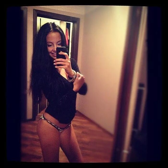 Мария наумова нижний новгород. Девочки фоткают себя. Сфоткал красивую девушку. Красивые девушки фоткают себя. Девушка фотографирует себя.