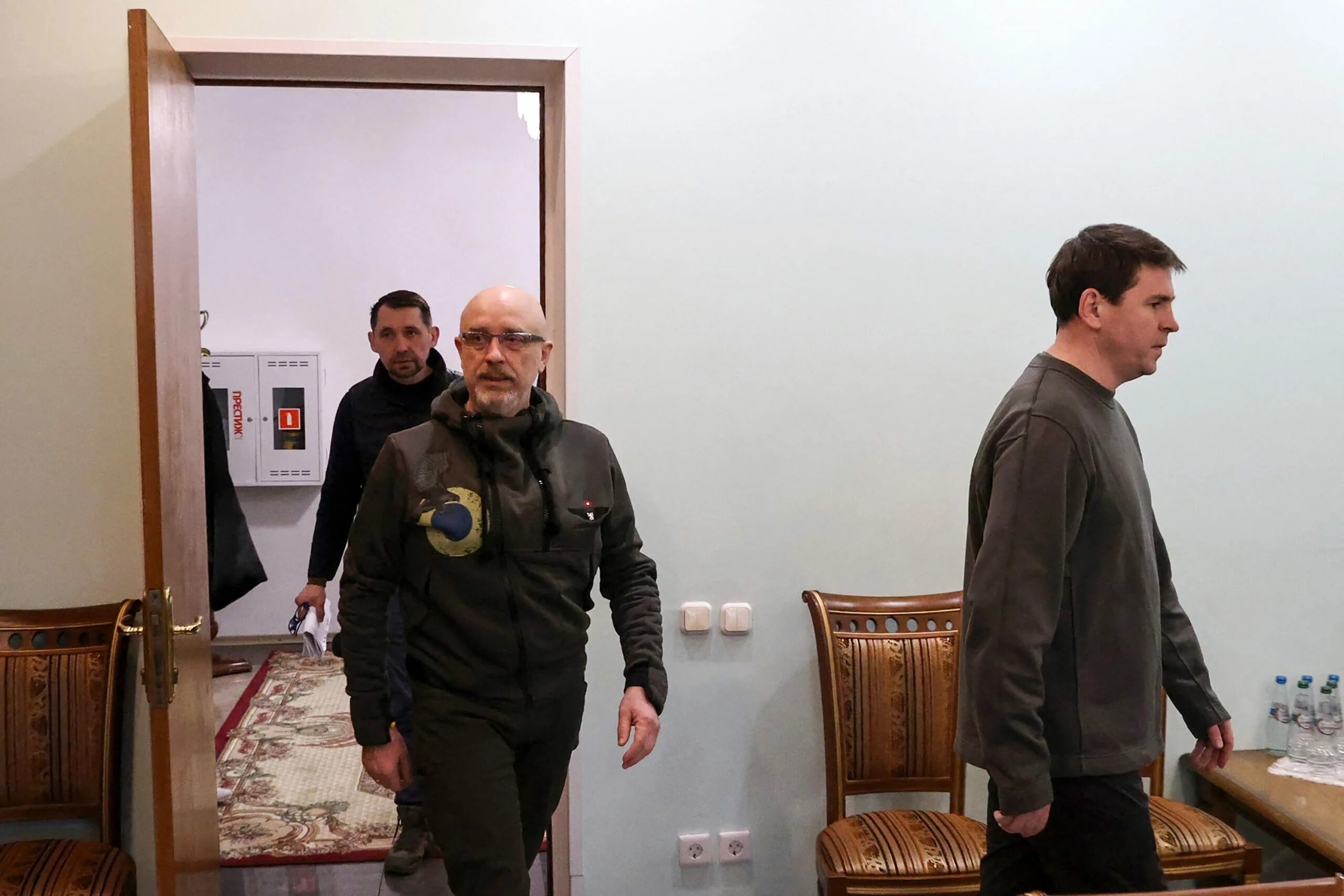 Переговоры росси и уркианы. Переговоры в белоруссии мединский с украиной. Новости украины переговоры начались. Делегация украины на переговорах в гомеле. Новости украины переговоры начались.