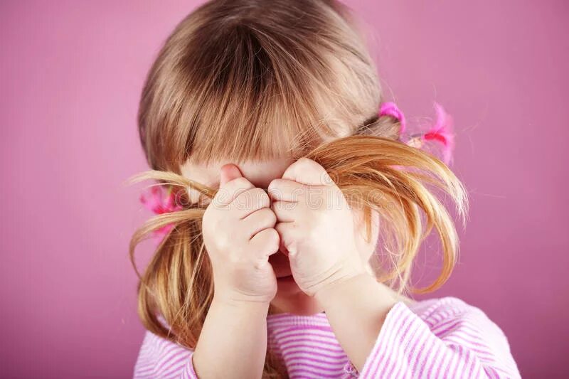 Накручивает волосы на палец. Девушка накручивает волосы на палец. Накручивает волосы на палец. Крутить волосы. Привычка крутить волосы на палец.