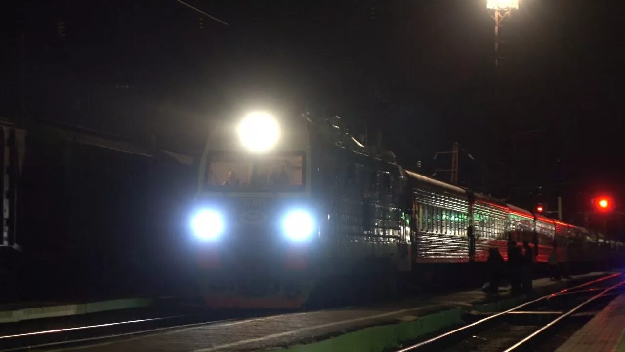Ночной поезд. Железная дорога ночью. Машинист поезда ночь. Рельсы ночью.