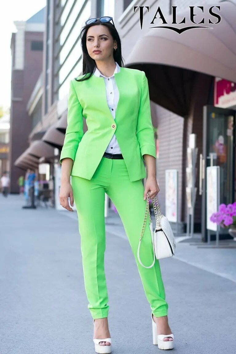 Круизная коллекция валентино 2013 года. Стелла маккартни коллекция 2023. Платье лайм. Спортивный костюм дольче габбана женский зеленый. Костюм салатового цвета.