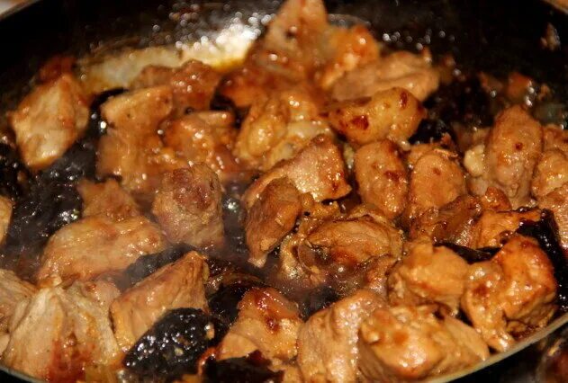 Как вкусно приготовить свинину на казане. Мясо с черносливом. свинина с черносливом тушеное. мясо с черносливом тушеное в казане. свинина с черносливом тушеное на сковороде.