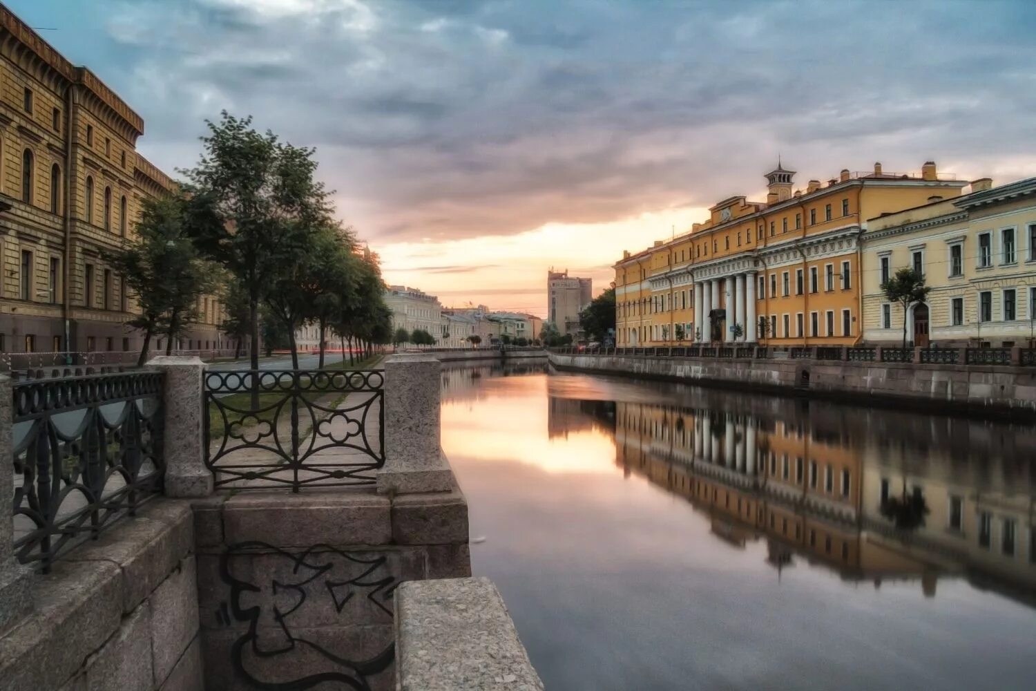 Мойка спб. Набережная мойки Санкт-Петербург. Река мойка Санкт-Петербург. СПБ Фонтанка белые ночи. Санкт-Петербург набережная реки мойки закатом.