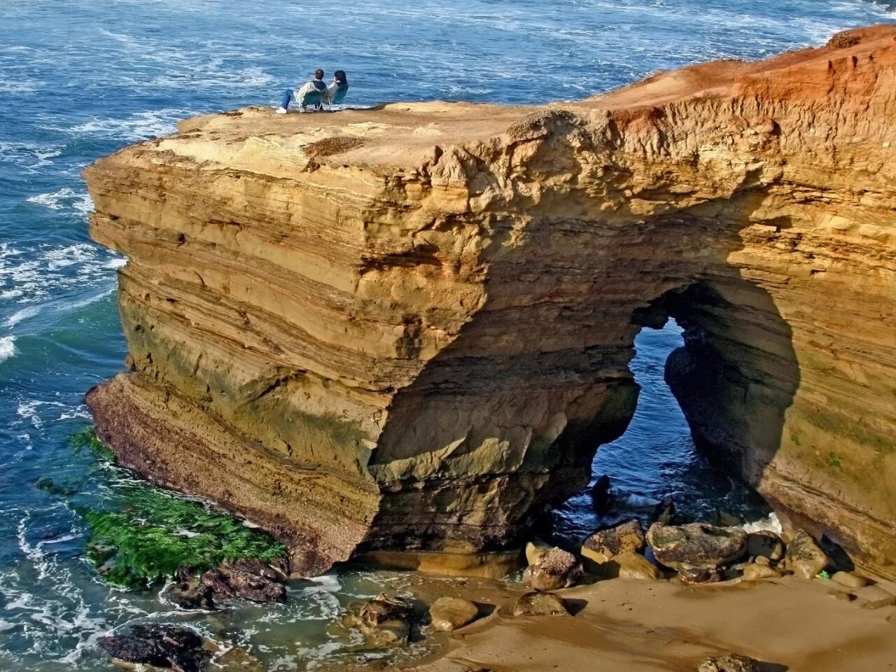 Бичи-хед мыс на южном побережье великобритании. Перед обрывом. Горный утёс прекестулен. Утес язык тролля. Англия мыс бичи-хед меловые скалы.