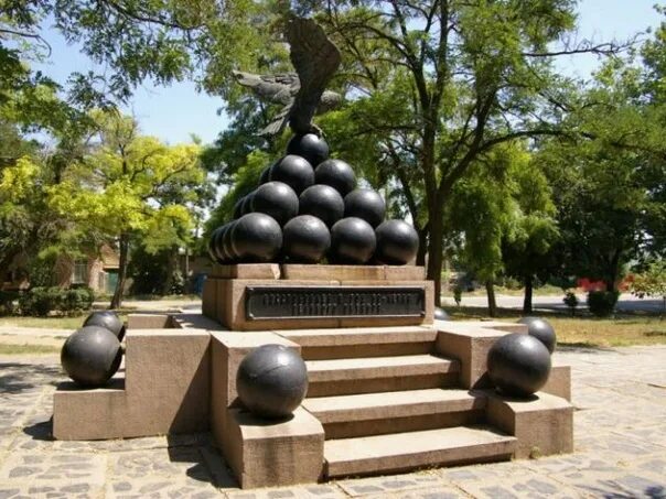 Орел на постаменте. Памятник обороны очакова. Памятник русско турецкой войны в очакове. Памятник бригадиру князевой. Памятник бригадир.