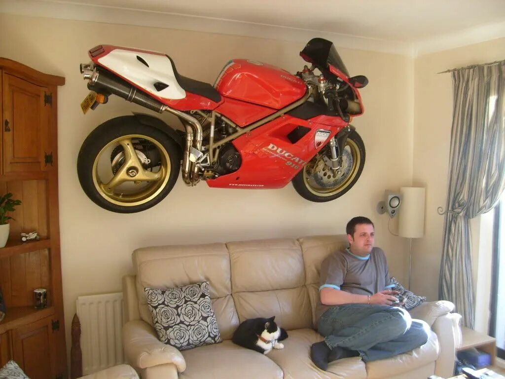 Стучит мотоцикл. Мотоцикл в квартире. Мотоцикл в интерьере квартиры. Мотоцикл на стене в квартире. Байк в квартире.
