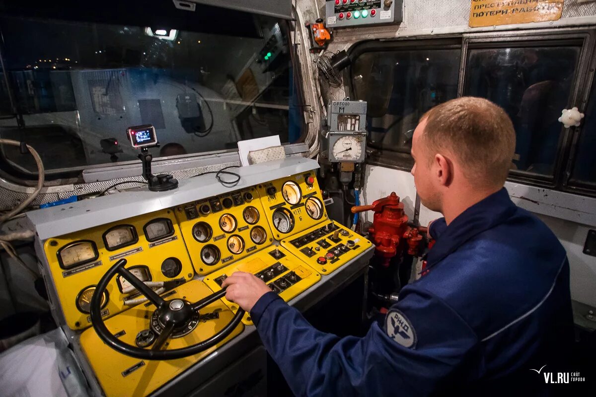 машинист локомотива электровоза. машинист поезда тепловоза. локомотивы профессия. локомотивы профессия. профессия машинист электропоезда.