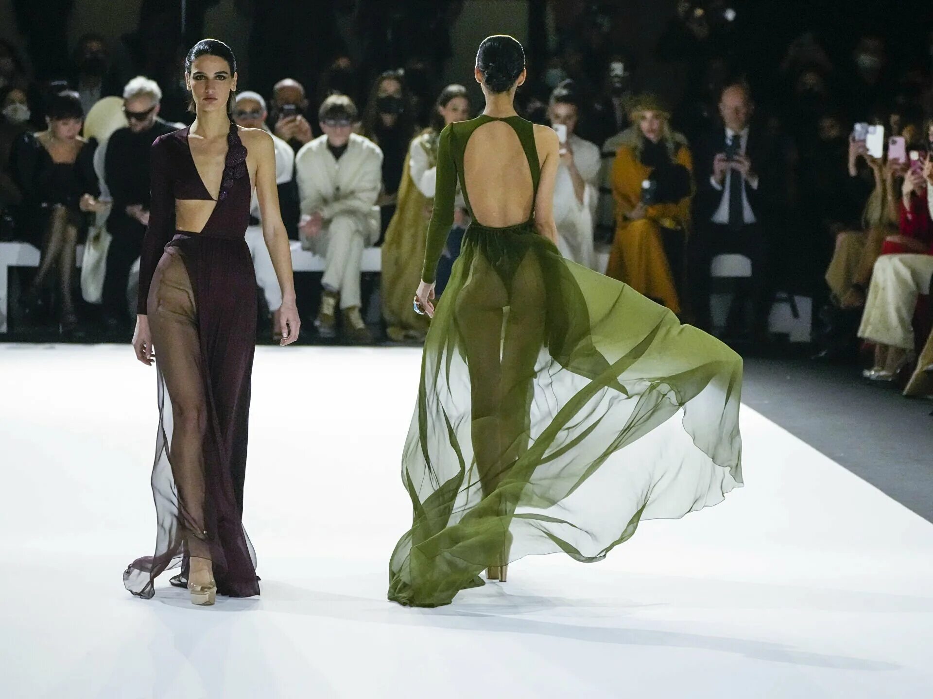 Stephane Rolland 2022. Stephane Rolland Haute Couture 2022 Summer. Модельер Stephane Rolland. Stephane Rolland Haute Couture Spring Summer 2022. Цензуры на неделе моды