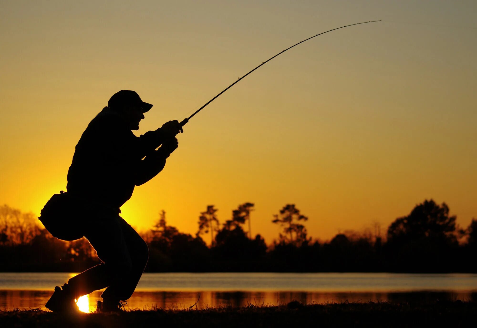 Like go fishing. Рыбалка на спиннинг. Спиннингист на закате. Рыбак со спиннингом. Рыбак с удочкой.