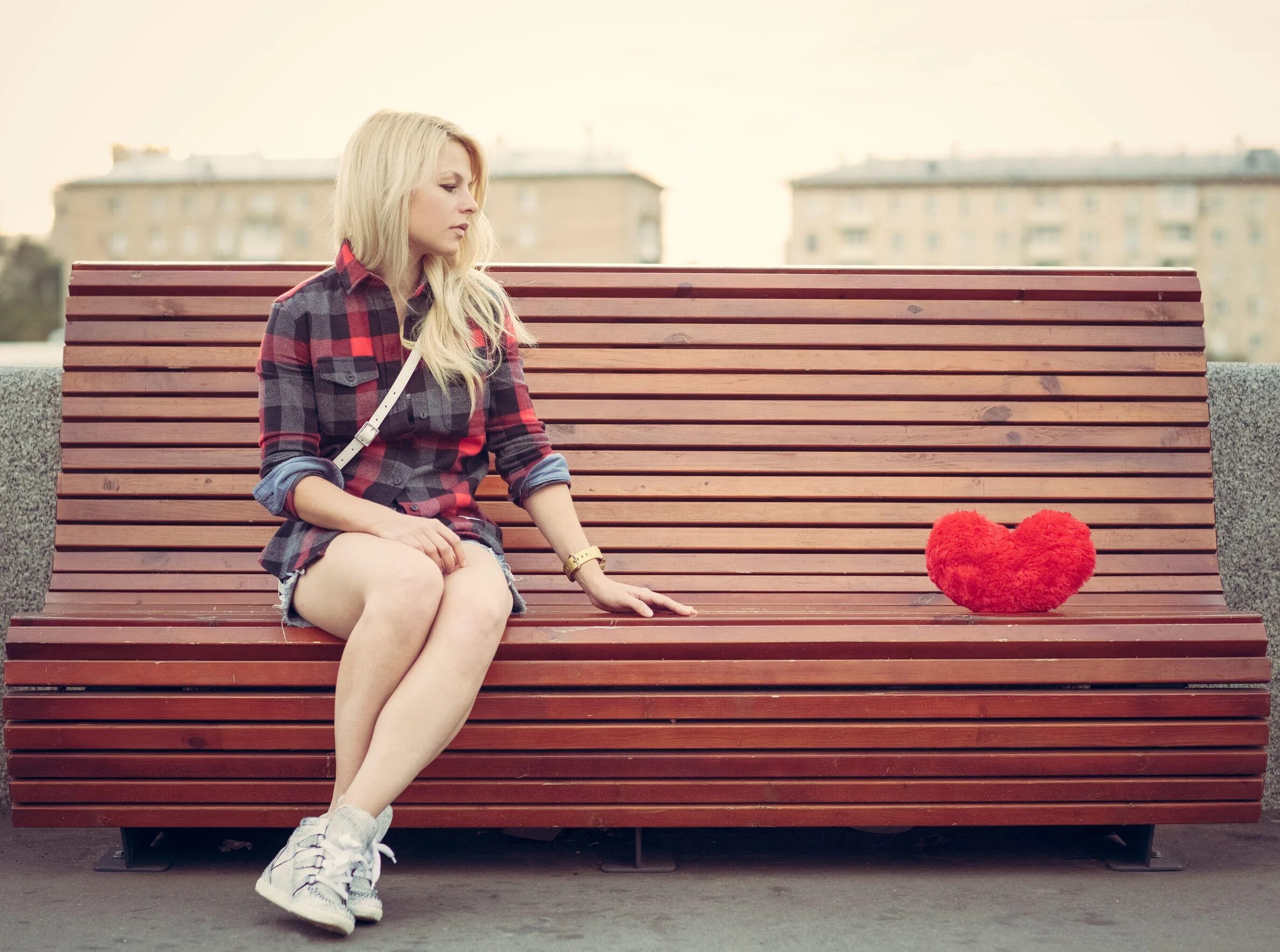 Девушка на скамейке. Девочка сидит на скамейке. Девушка сидит на лавке. Девушка сидящая на мепмейки. Sit on a bench
