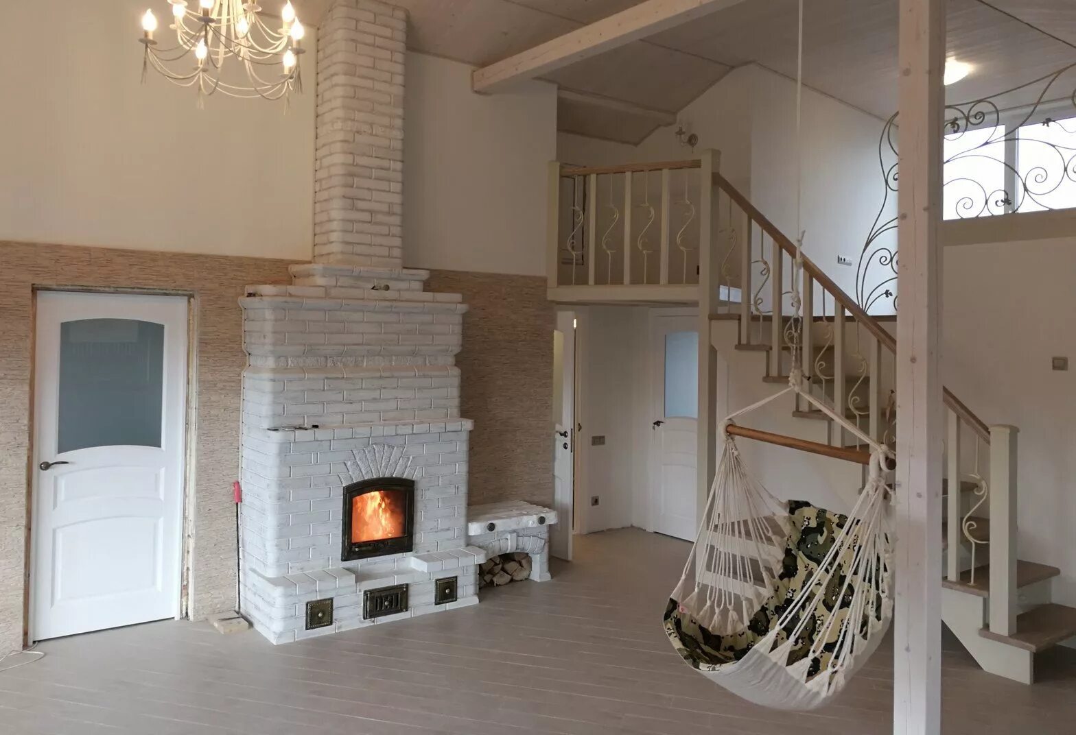 Двухэтажный дом с печкой. Печь в современном доме. интерьер дома с печкой.