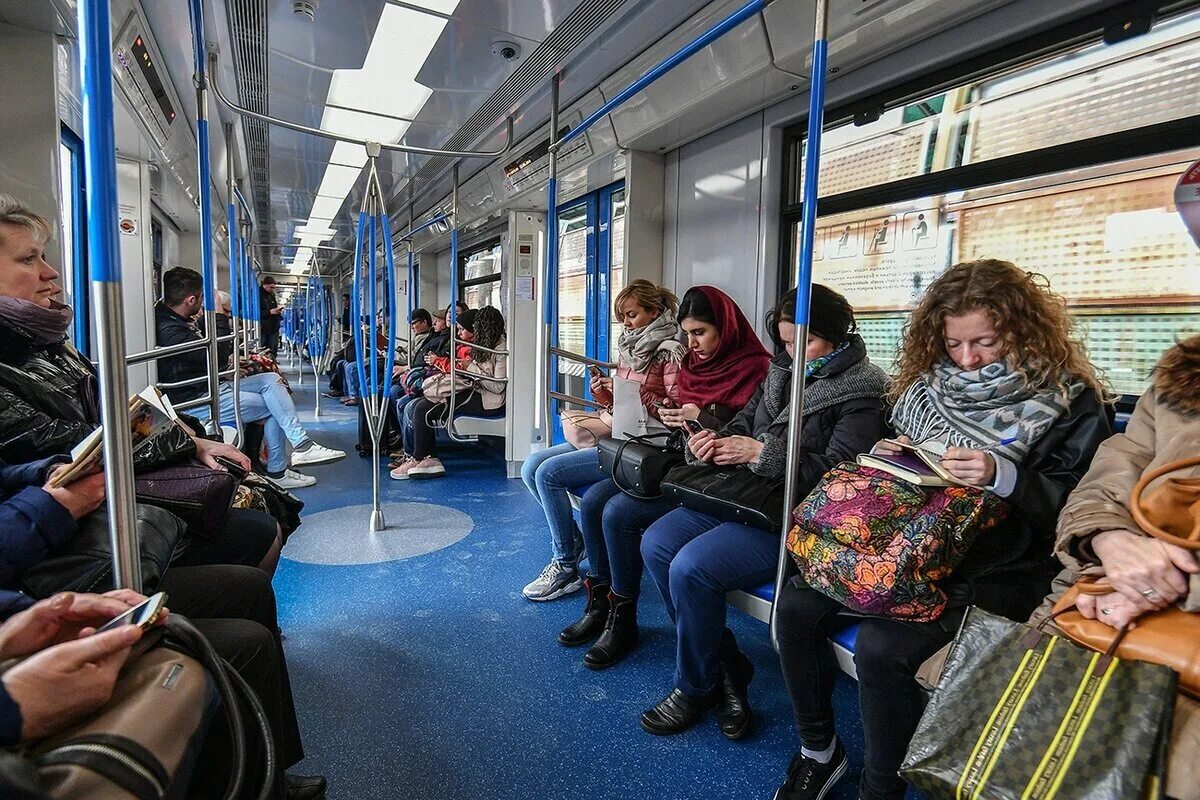 Живу в москве метро. Вагон метро. Пассажиры Московского метро. Люди в вагоне метро. Люди в вагоне метро Москва.