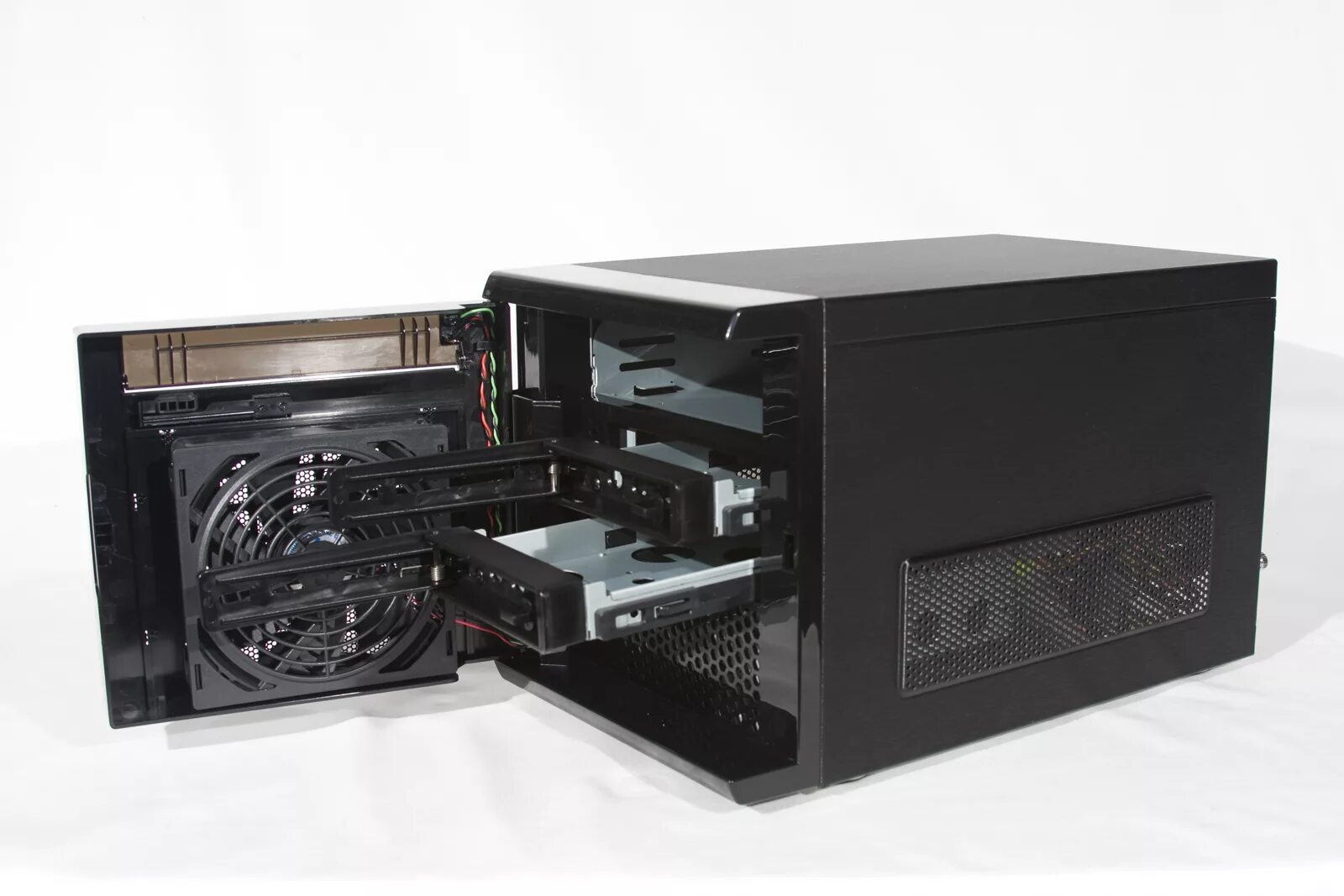 Сервер cube. Mini ITX корпус 2023. Mini ITX nas Case. Open Case Mini ITX. Корпус TGS Mini ITX.