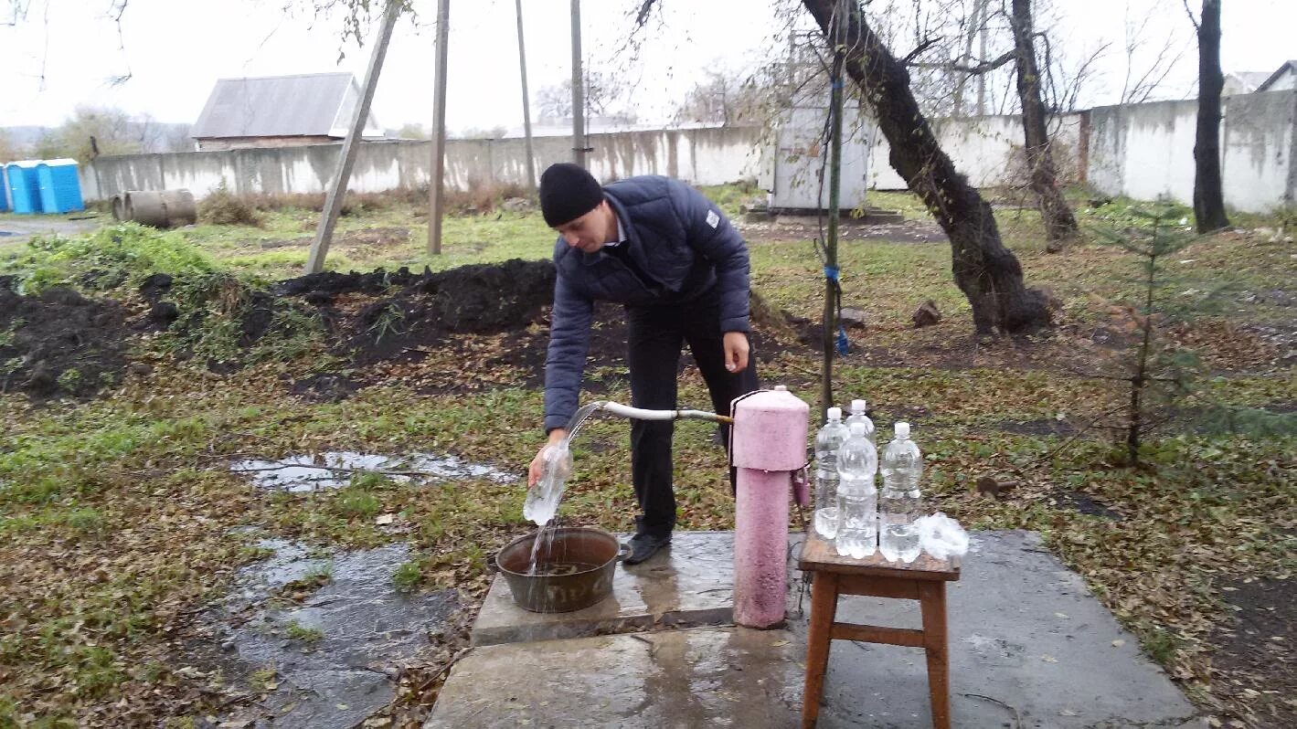 Пробой колодца. Отбор проб воды. Отбор проб воды из скважины. Забор проб воды. Отбор проб питьевой воды.