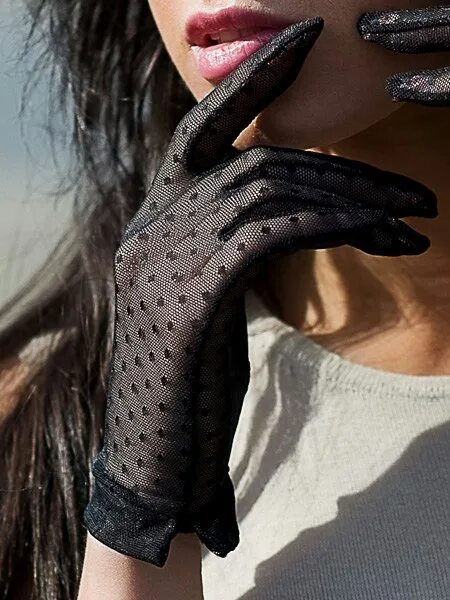 Девушка в черных перчатках. Сетчатые перчатки женские. Женская рука в перчатке. Перчатки кожаные с сеточкой. Перчатки капроновые женские.