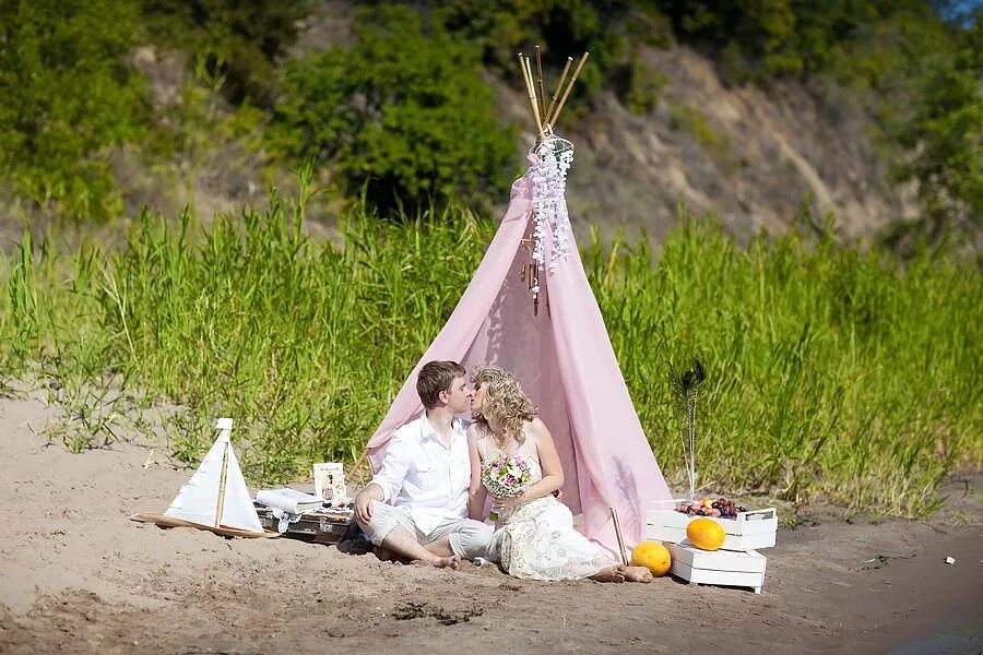 Фотосессия на годовщину свадьбы. Идеи на годовщину свадьбы. Отметить розовую свадьбы. Идеи свадьба 10 лет. Фотосессия на годовщину свадьбы 10 лет с детьми.