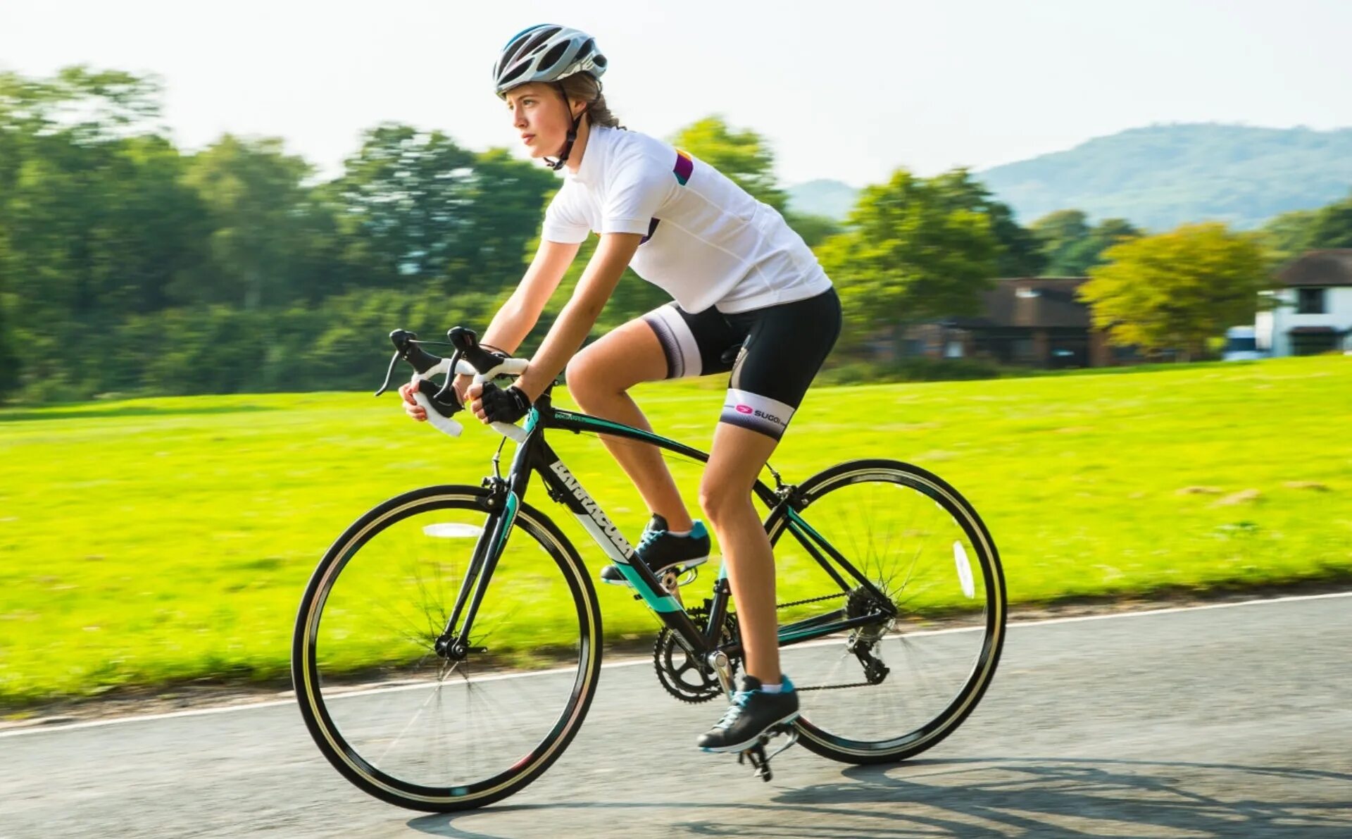 Велосипед. Катание на велосипеде. Велосипедист. Человек на велосипеде. English bike ride