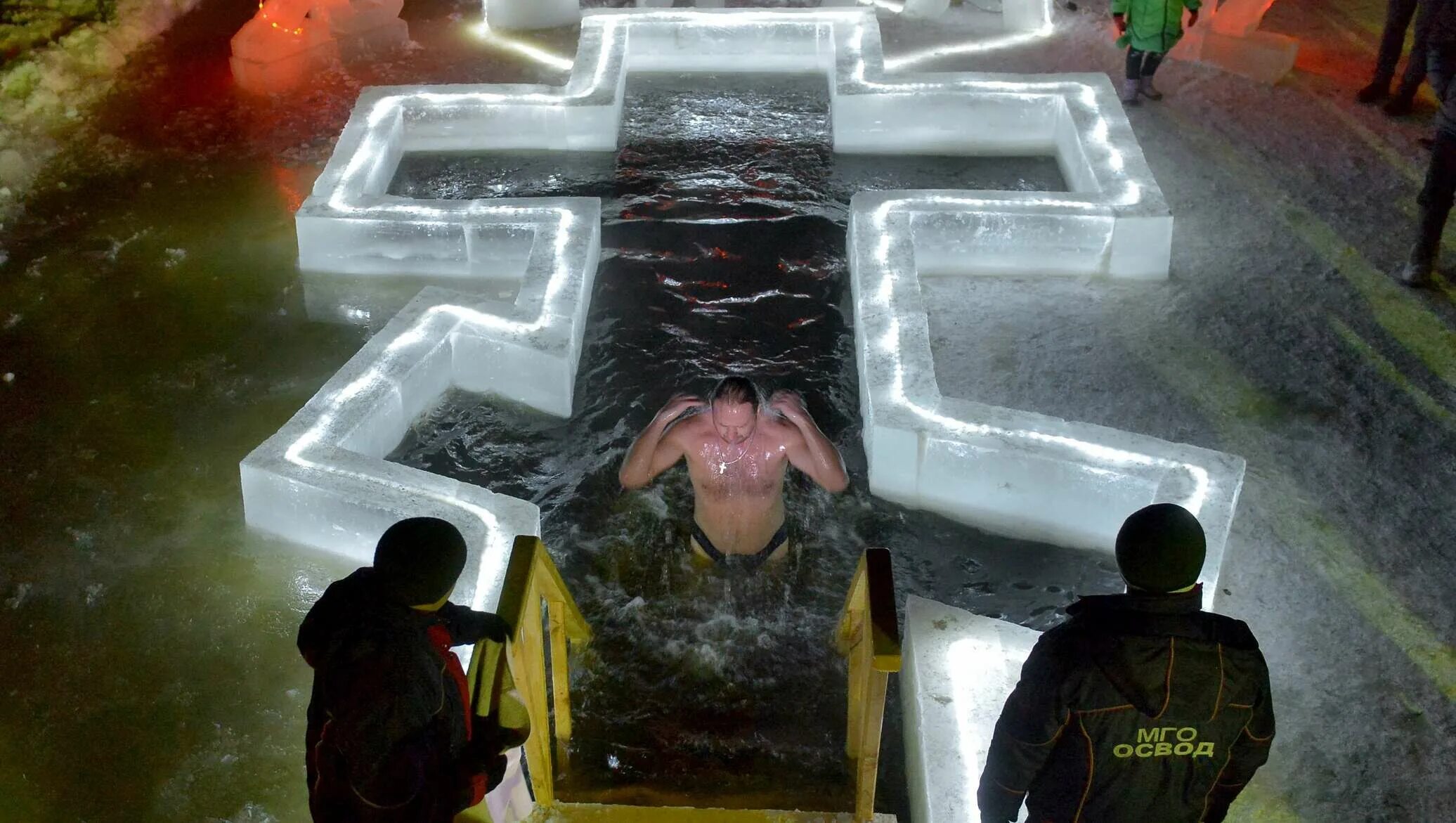 Крещенские купания 2023. Крещение хрис ос голый. Крещение минск. Крещенские купания. Нырять на крещение.