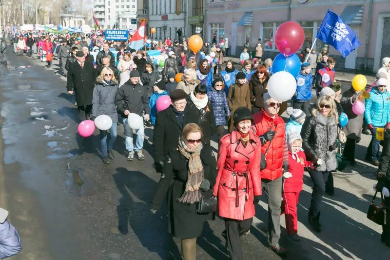 Демонстрация 1 мая Архангельск. Колонна на демонстрации 1 мая. Шествие праздничной колонны. Архангельск май.