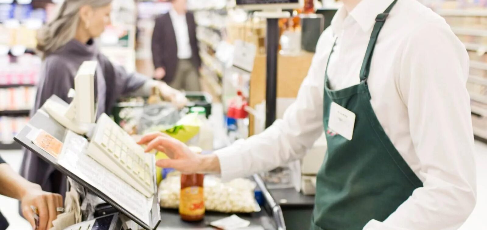 Продавец кассир. Кассирша в магазине. Продавец и покупатель. Профессия продавец. Кассир учиться.