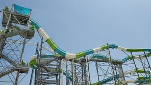 File:TsunamiSurgeWaterCoaster.jpg - Wikimedia Commons