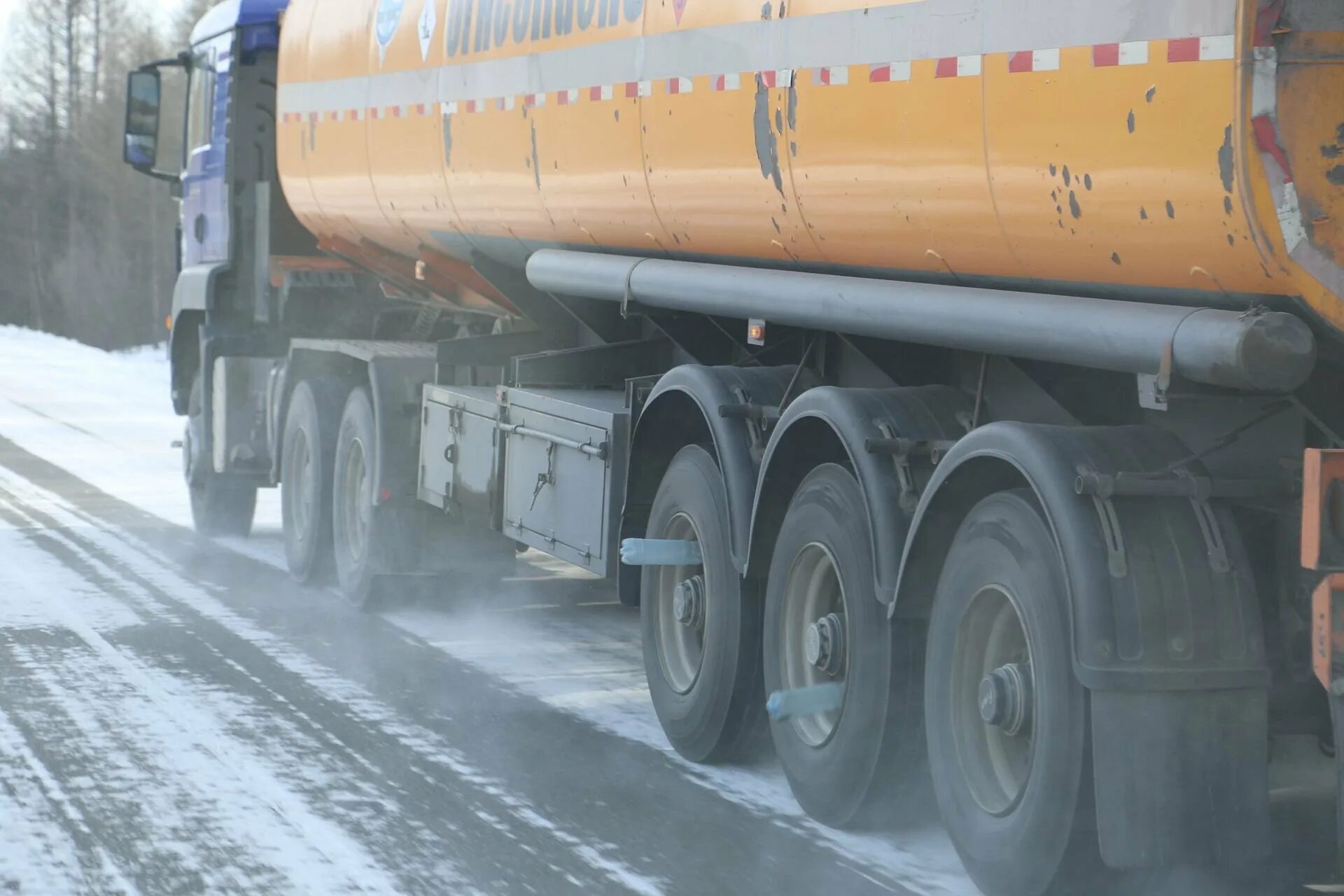 Бутылка на колесах. Пластиковая бутылка на колесе у дальнобойщиков. Бутылки на колесах прицепа. Бразильские дальнобойщики. Стирка дальнобойщика.