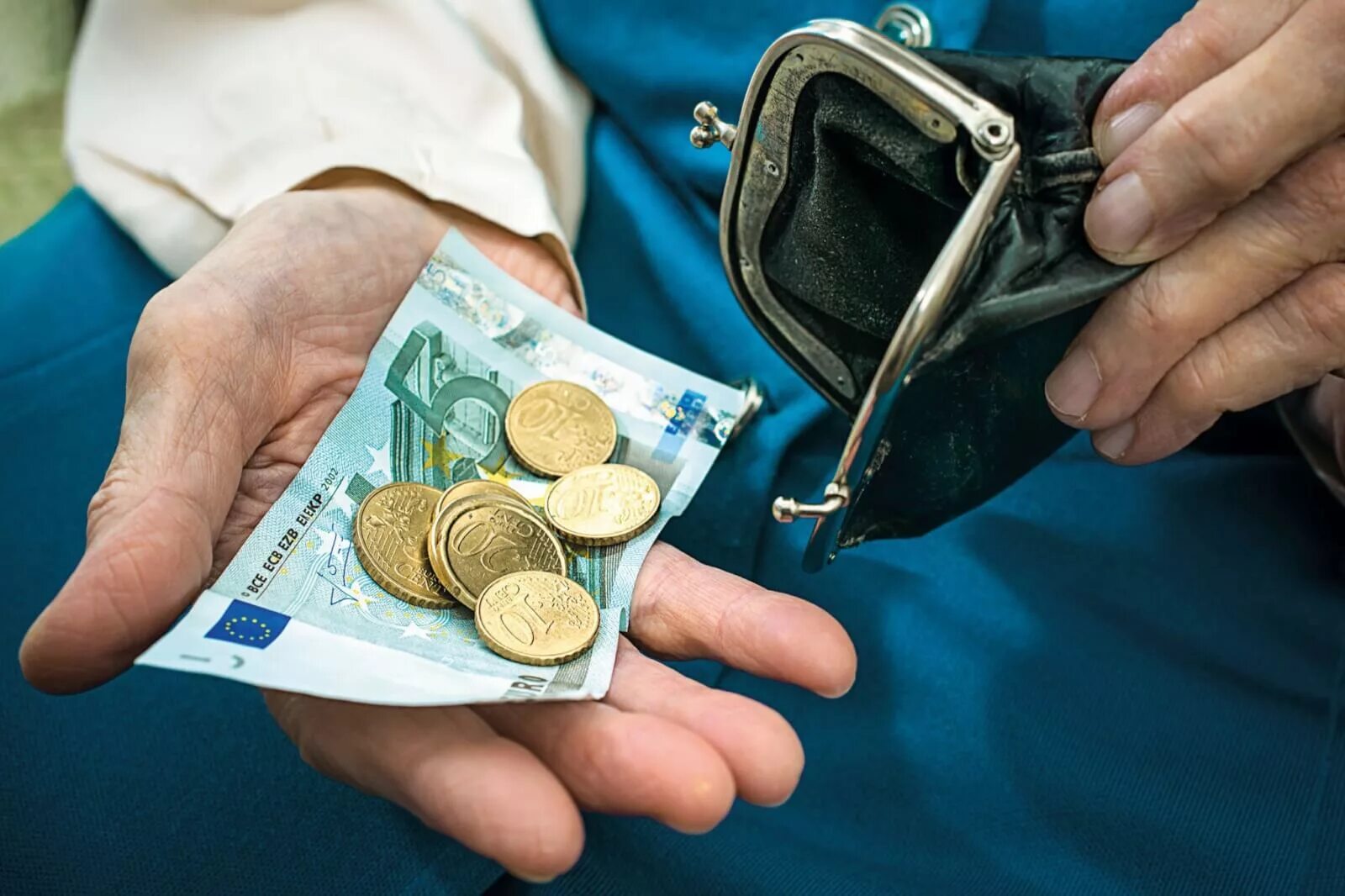 Льготные деньги. Пенсионер с деньгами. пенсия деньги. индексация пенсий деньги. деньги льготы.