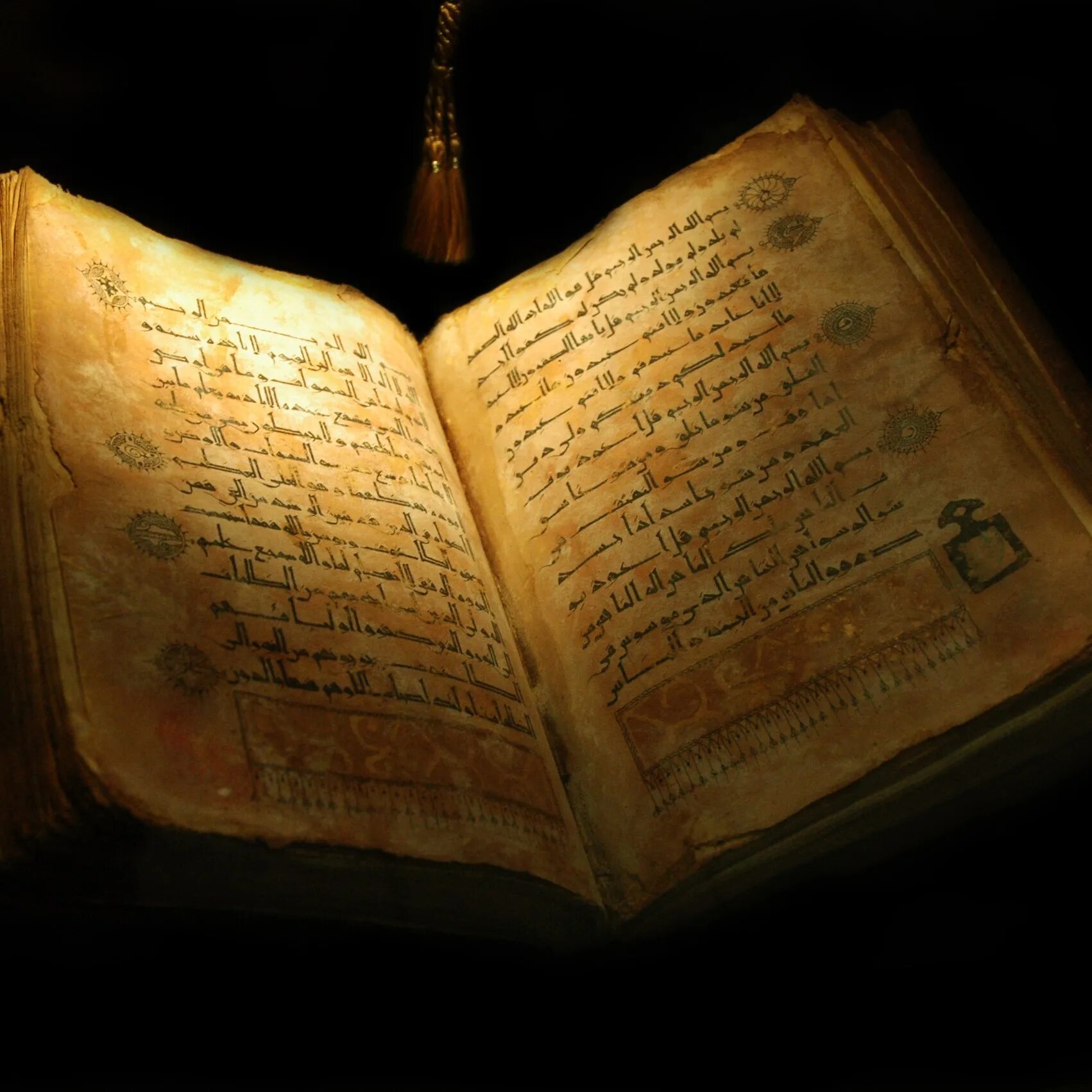 Настоящий писатель то же что древний пророк. Древние книги. Книги на темном фоне. Темный фон старые книги. Старая книга на черном фоне.