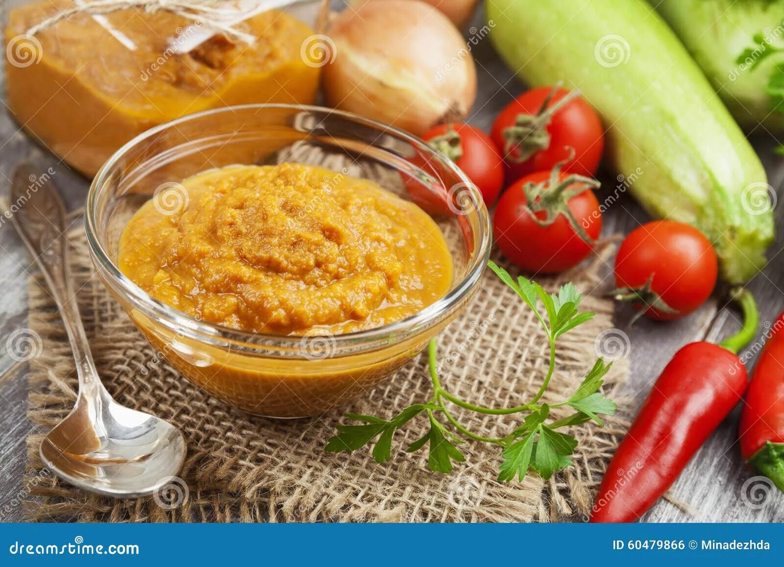 Икра из кабачков с запеченными овощами. Икра кабачковая. овощная икра. кабачковая икра фото. икра кабачковая в тарелке.